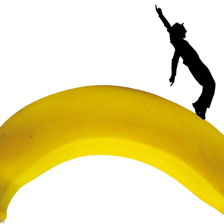 cadere su una buccia di banana